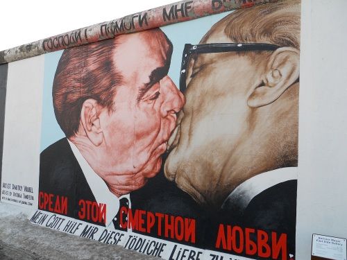 le baisé de deux camps opposés... east side gallery