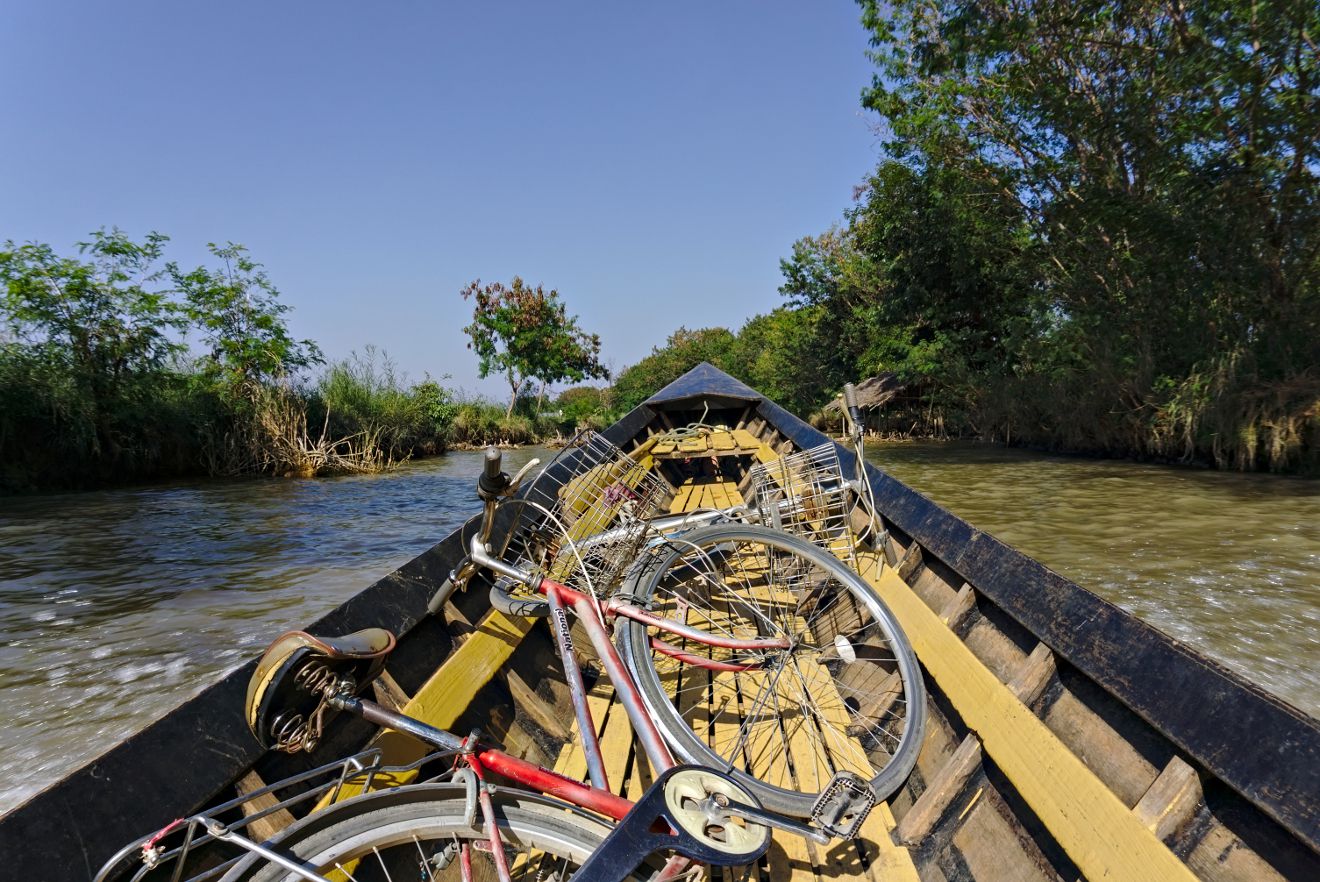 traversée du lac inle avec des vélos