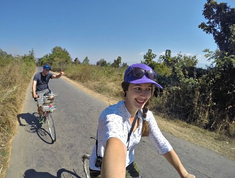 couple à vélo en birmanie