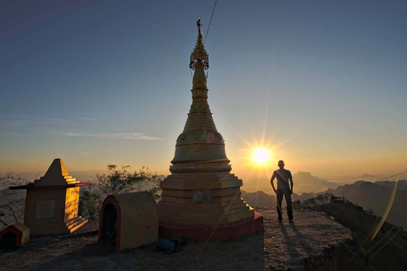 Benoit en mode seul au monde lever de soleil au Myanmar