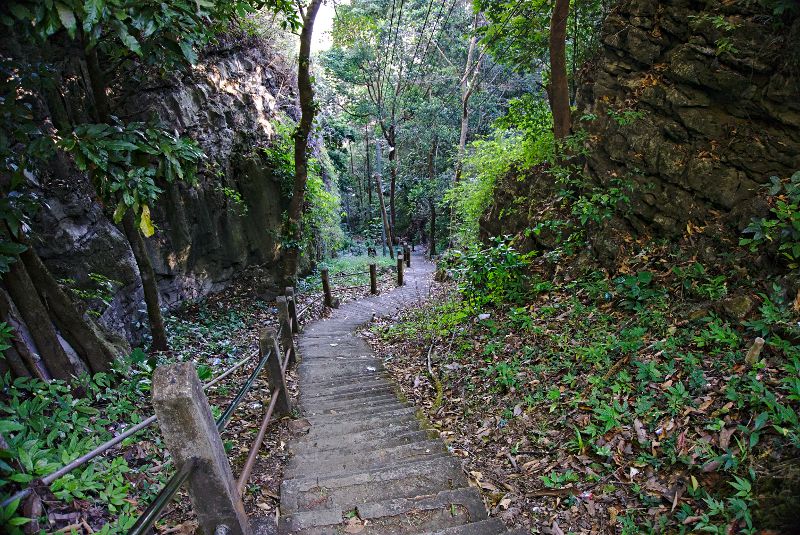 ça descend à pic! les escalier menant au monastère Zwekabin
