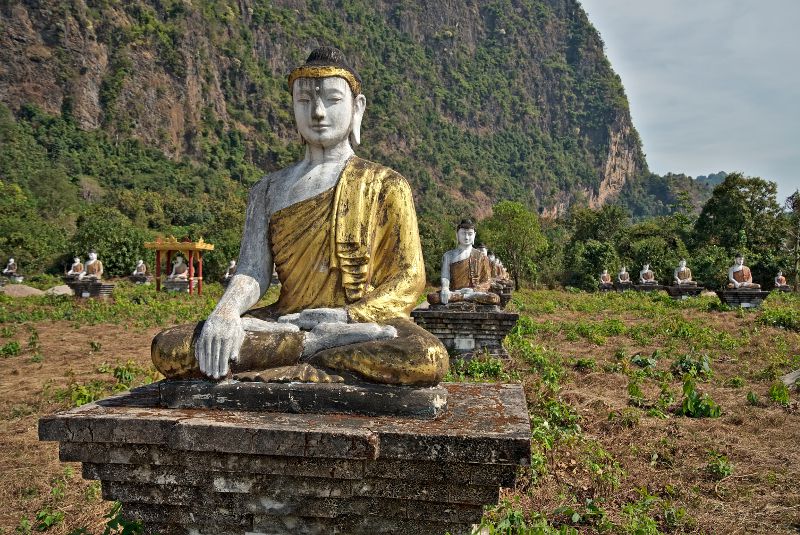 les bouddhas du jardin de Lumbini