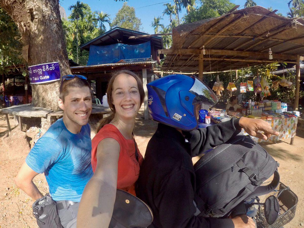 totalement au bout du scotch à 3 sur un scooter au Myanmar