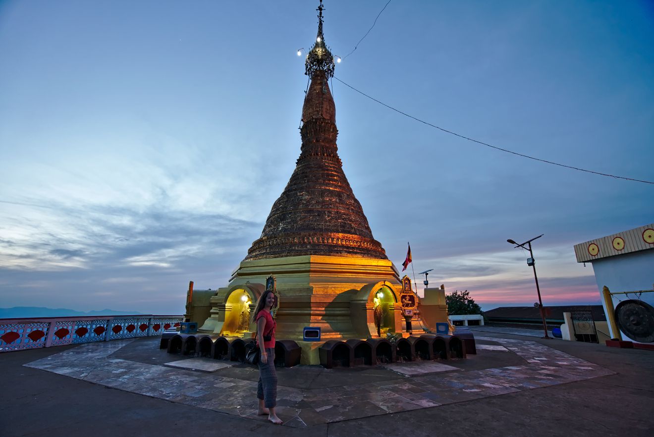 coucher de soleil derrière la stupa