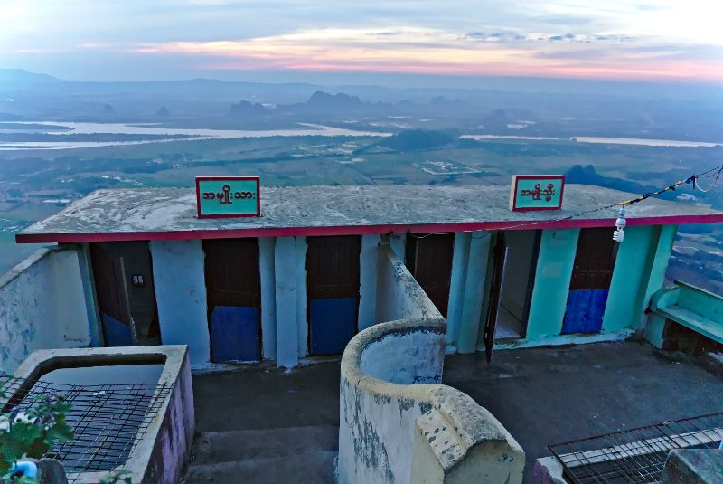 des WC avec vue s'il vous plait toilettes de monastères en Birmanie