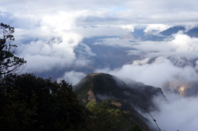 La vue depuis le col de Choquequirao au petit matin sur la cité Inca choquequirao pass