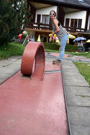 une andouille en action minigolf des diablerets, activité de la carte Bienvenue