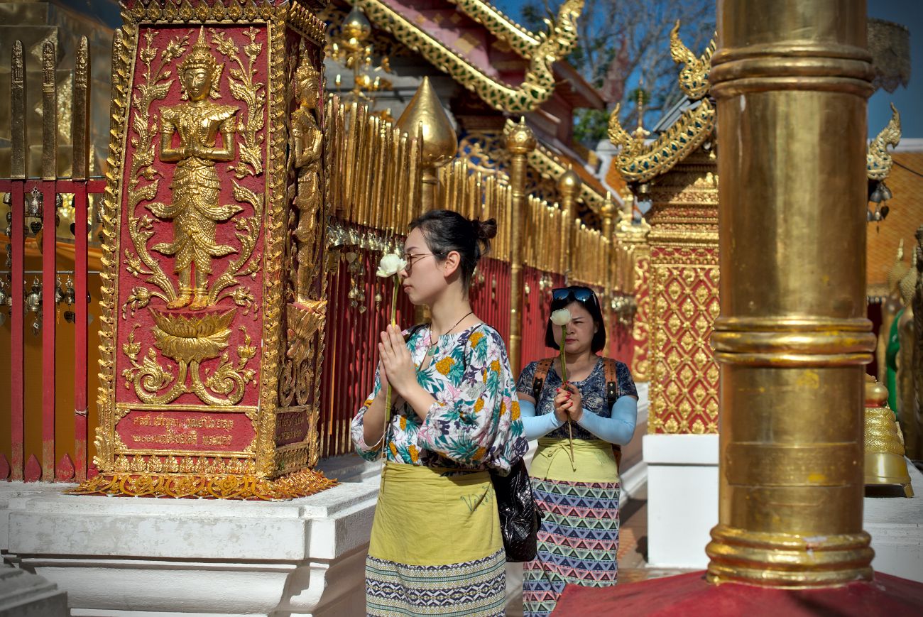 une fleur à la main prayer in doi suthep