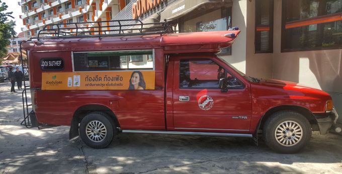 les bus locaux les songthaews de chiang mai
