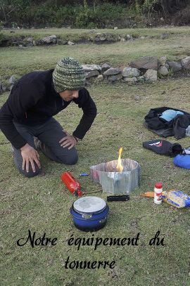 l'hmome feu en action materie de camping