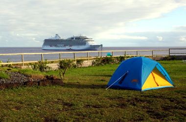 un bateau croisière derrière notre tente bateau croisiere