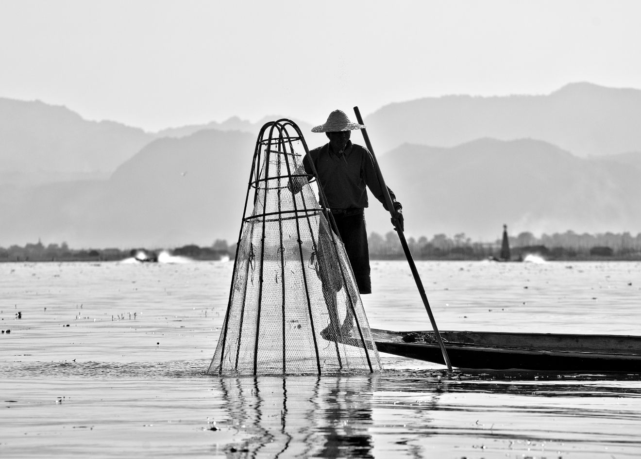 pêcheur sur le lac inle en birmanie