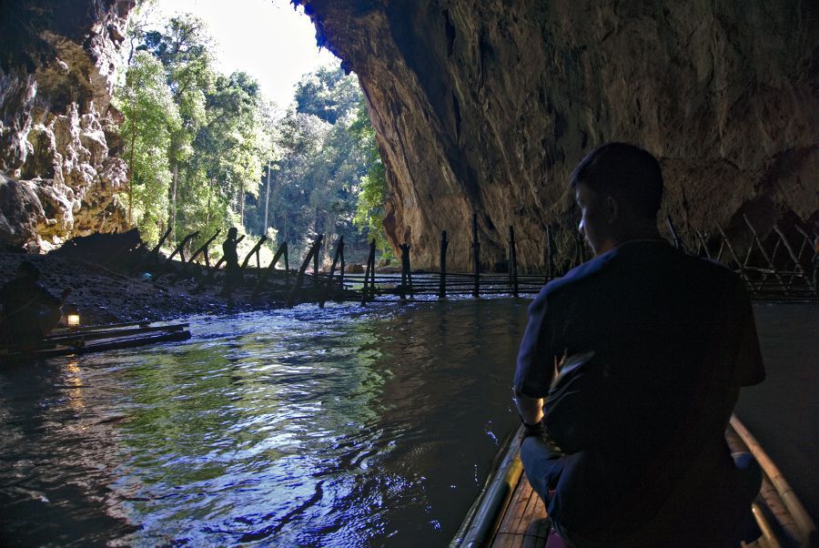 fin de la traversée bamboo rafts in tham lot caves