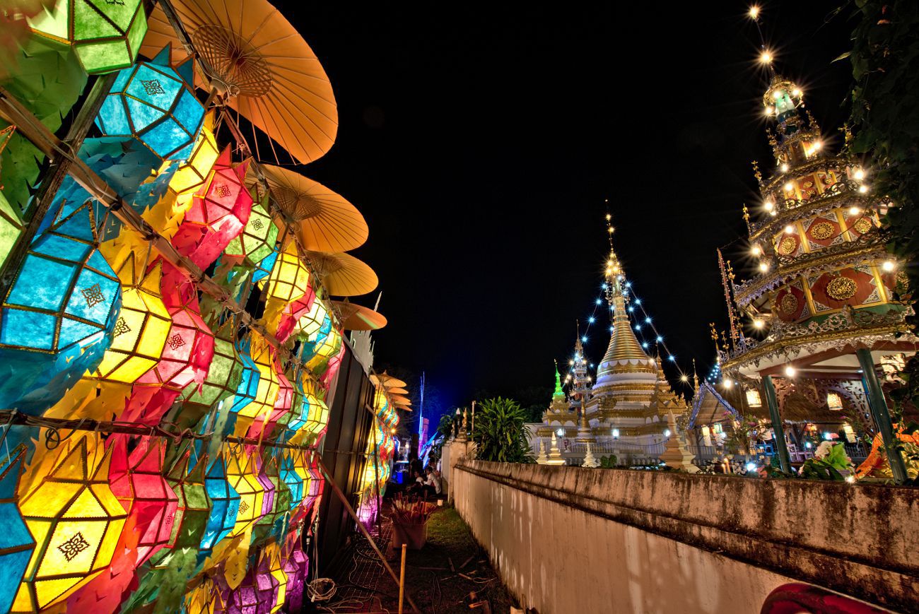 lanternes et temple en thailande