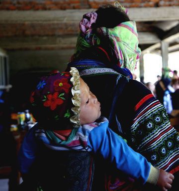 femme Hmong avec enfant