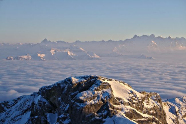 la mer de nuage et les alpes en toile de fond depuis le sommet du Pilatus pilatus clouds