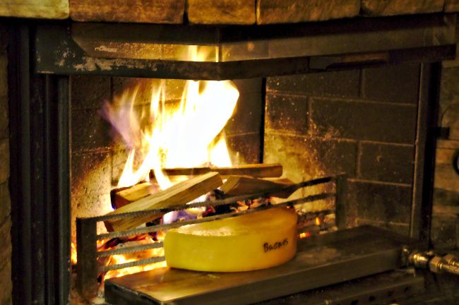 Miammmm!!! la bonne raclette au feu de bois :) traditional wood fire raclette