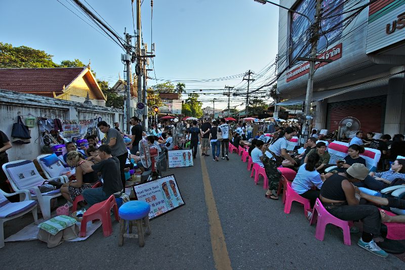 massage en pleine rue dans le sunday night market à Chiang Mai