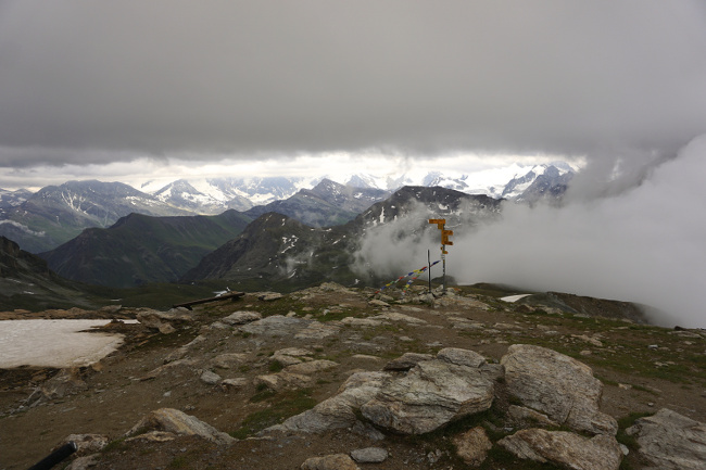 Cabane à presque 3000m La vue sur les alpes suisses
