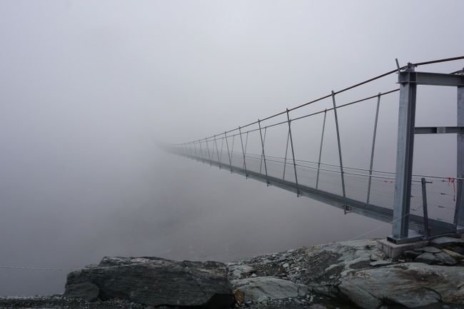 la passerelle de panossiere dans le brouillard