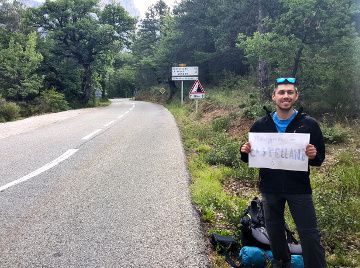 Benoit qui donne tout avec son plus beau sourir auto stop