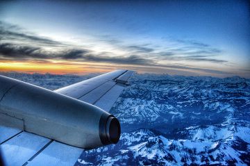 vue depuis l'avion sur les Alpes voyager en avion