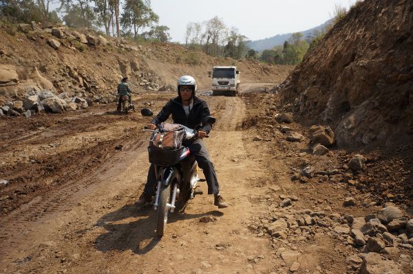 les routes du Laos en mode cross louer un scooter en voyage