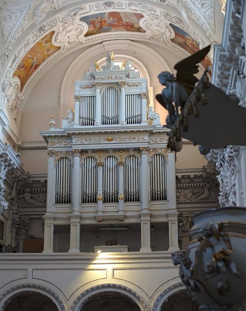 ange dans une église