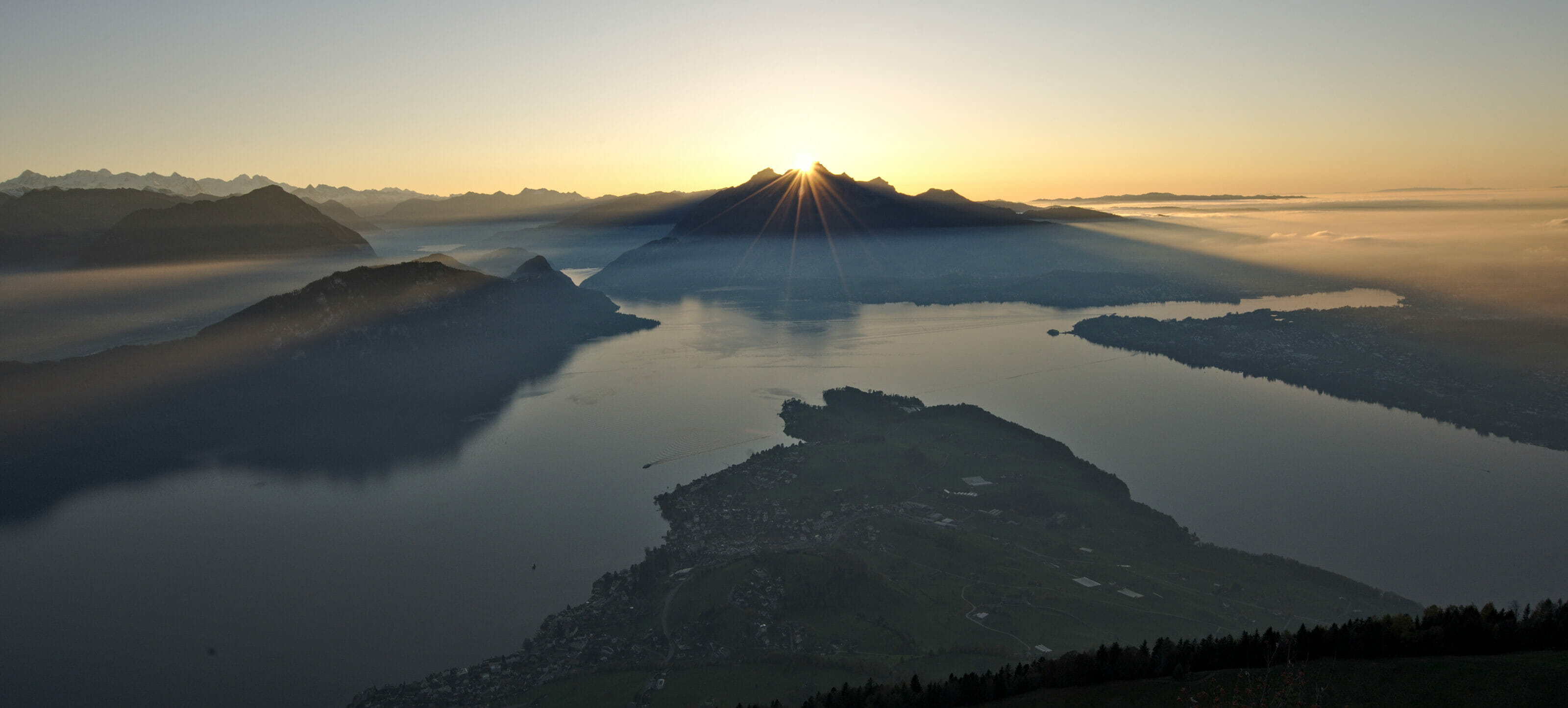 coucher de soleil derrière le Pilatus depuis le Rigi