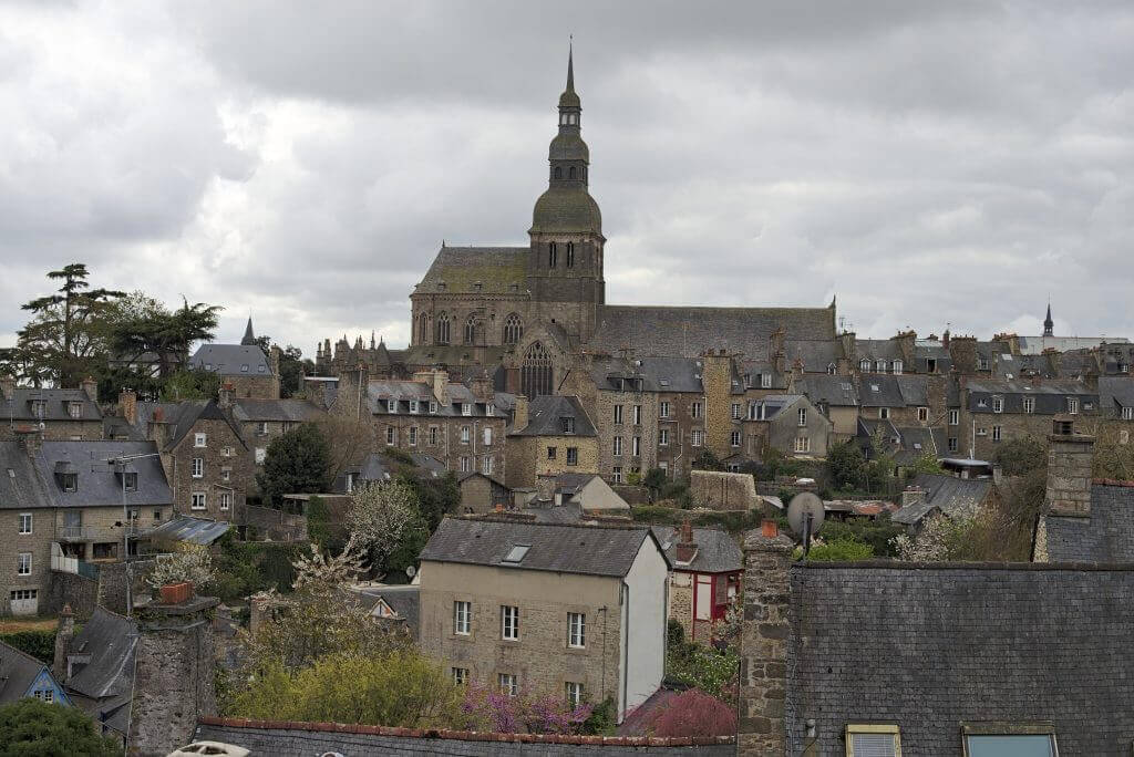 la ville de dinan en bretagne