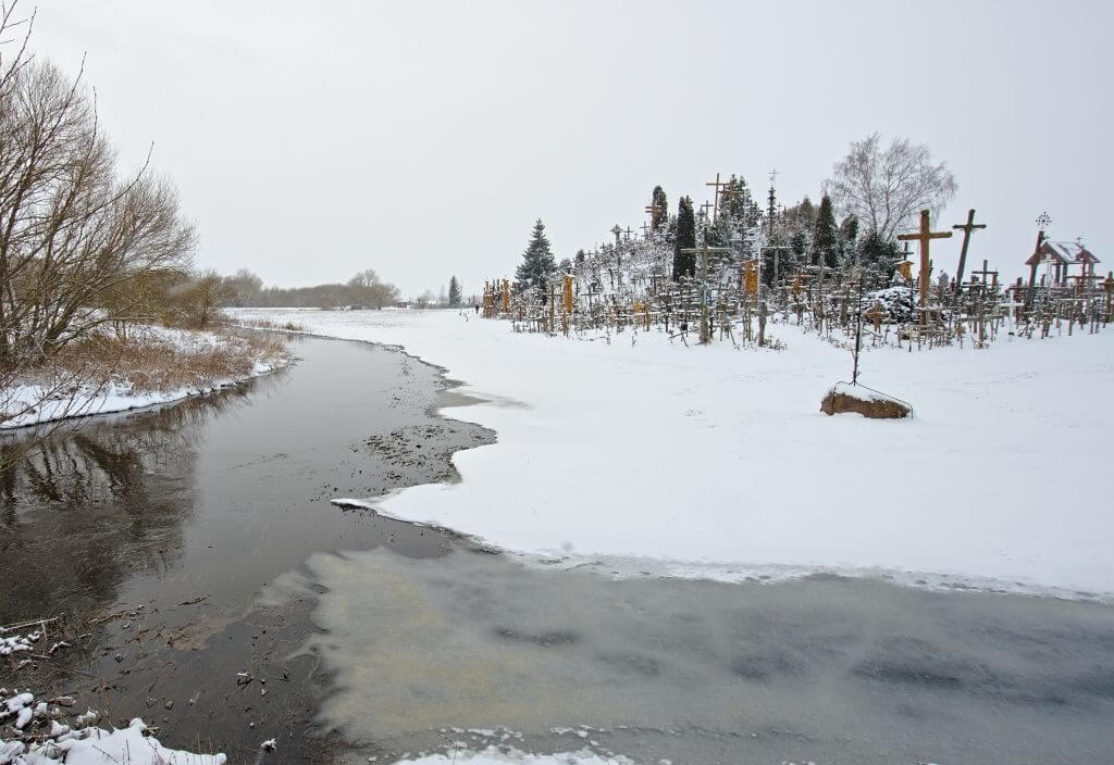 rivière à côté de la colline des croix