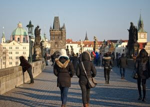 pont charles prague en hiver