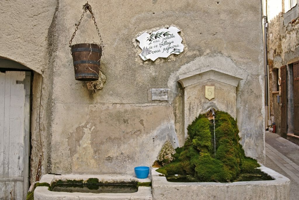 fontaine au village de villecroze