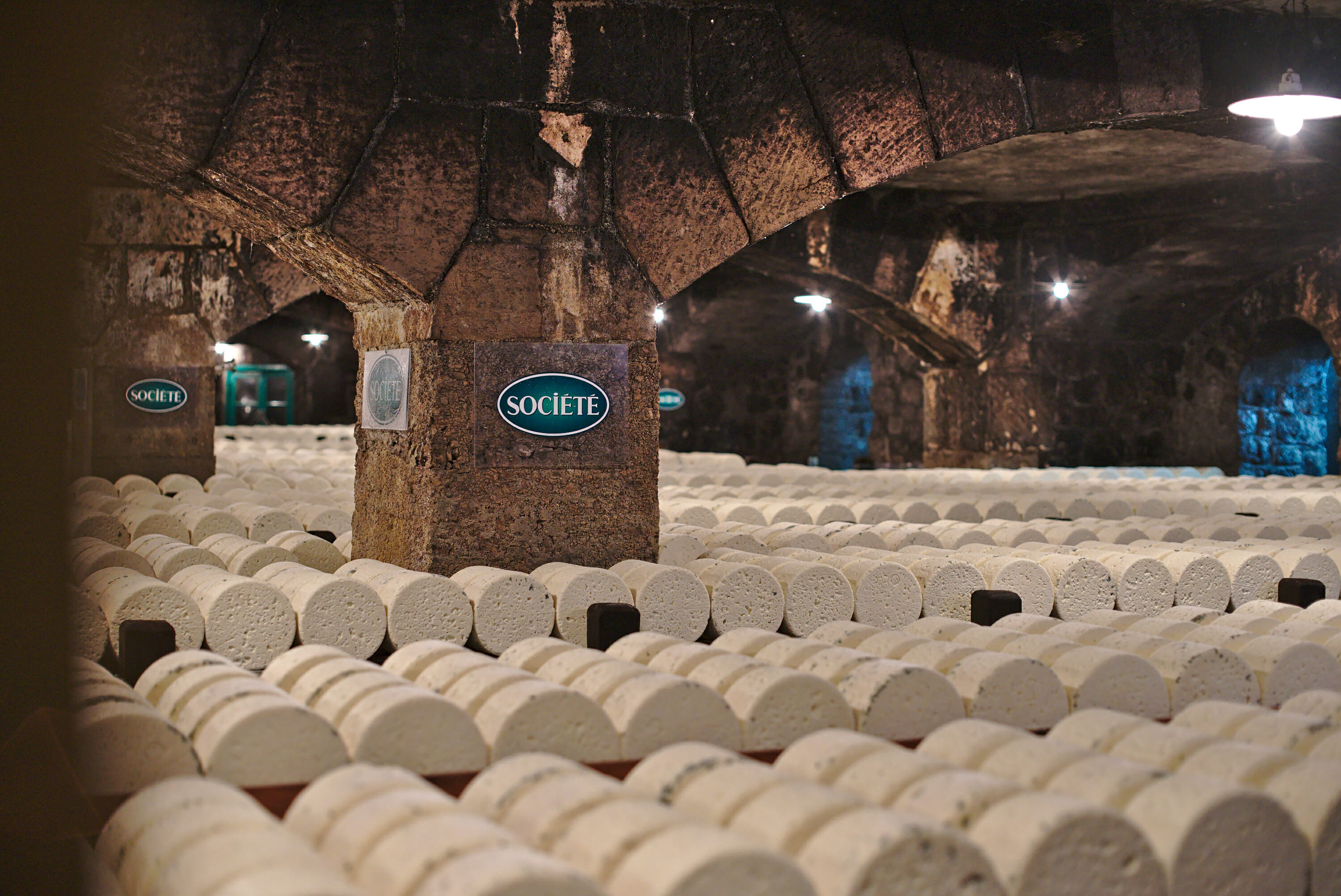 Periode Passee Dans Une Cave Par Un Fromage Roquefort en 1 journée : visite des caves, randonnée et dégustation