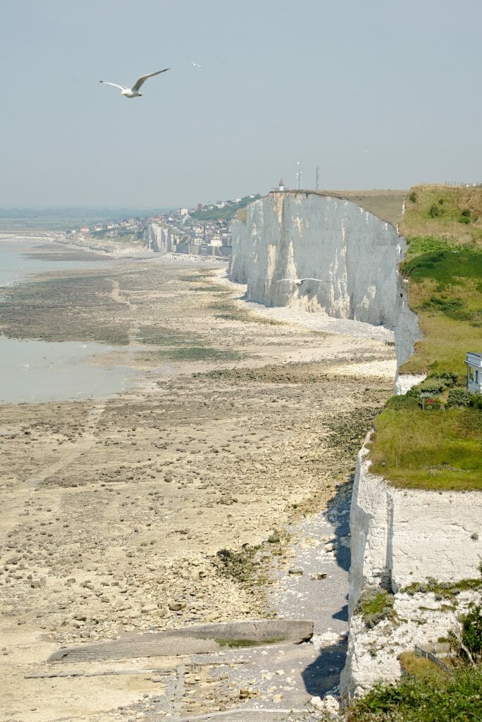 ault derrière les falaises