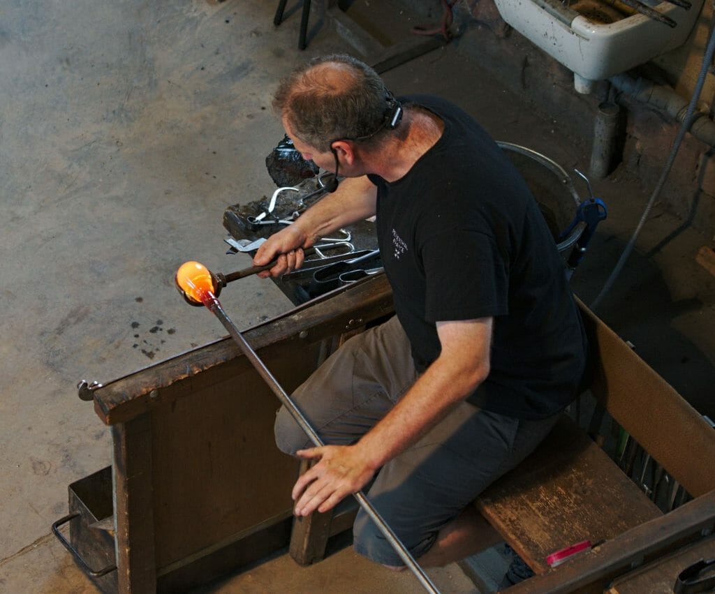 souffleur de verre au travail