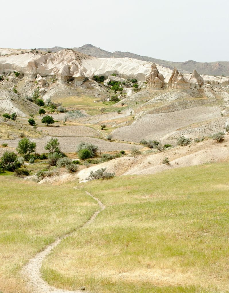 chemin qui descend dans la vallée de l'amour