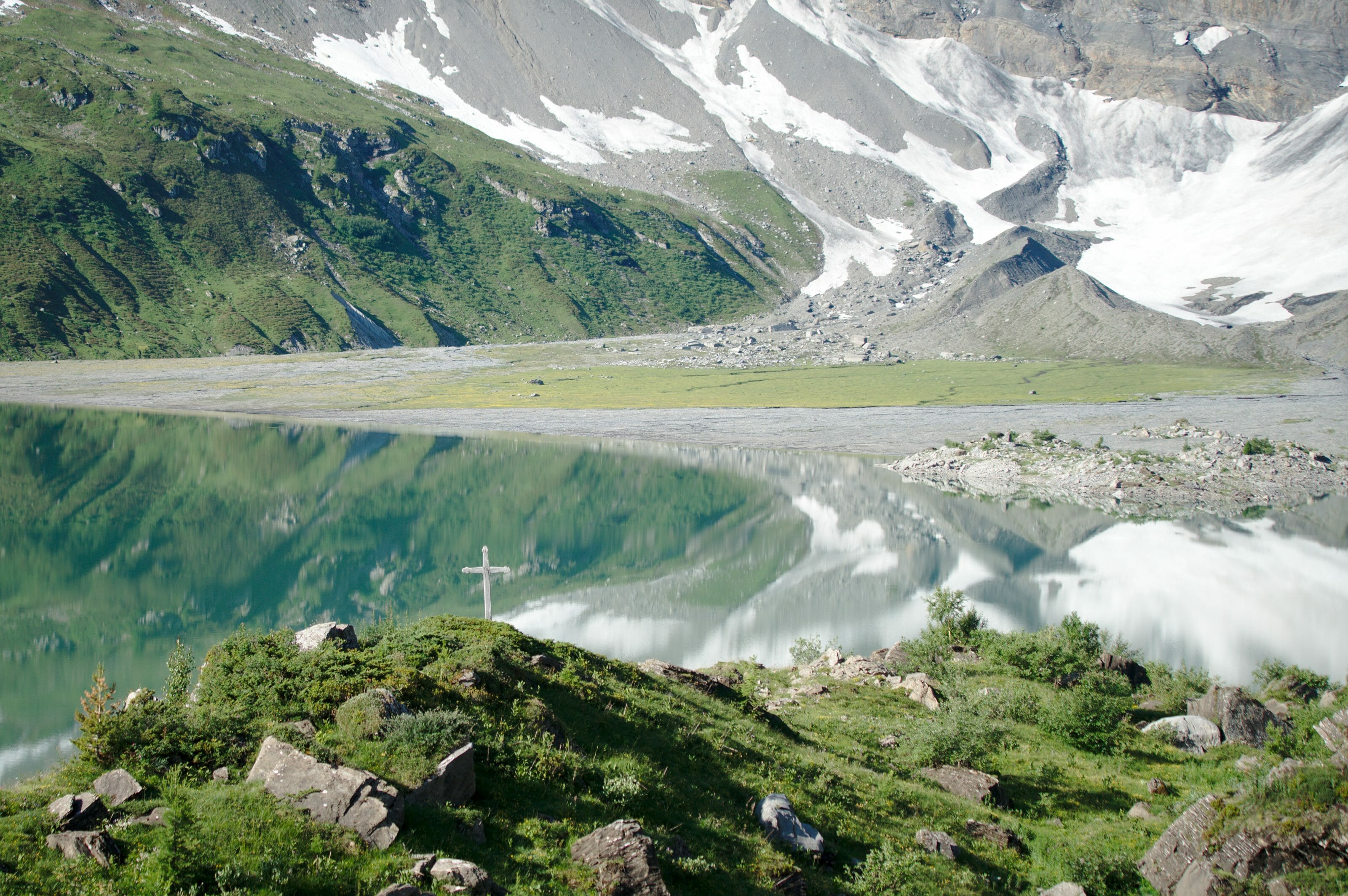 lac de salanfe le matin