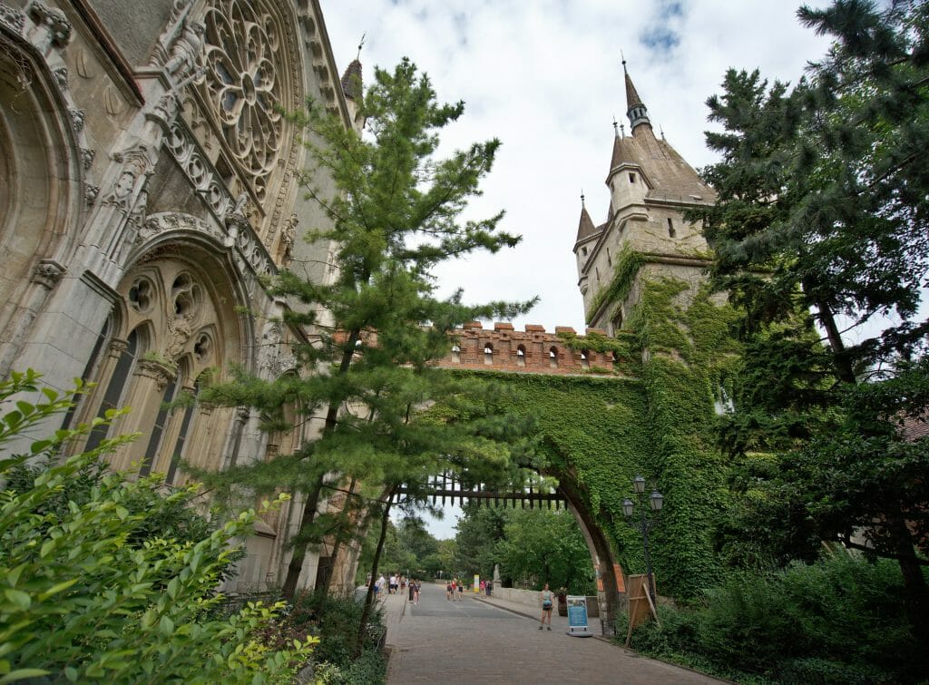 la cour du chateau et les rempart