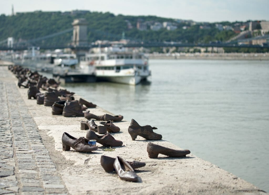 chaussure au bord du danube