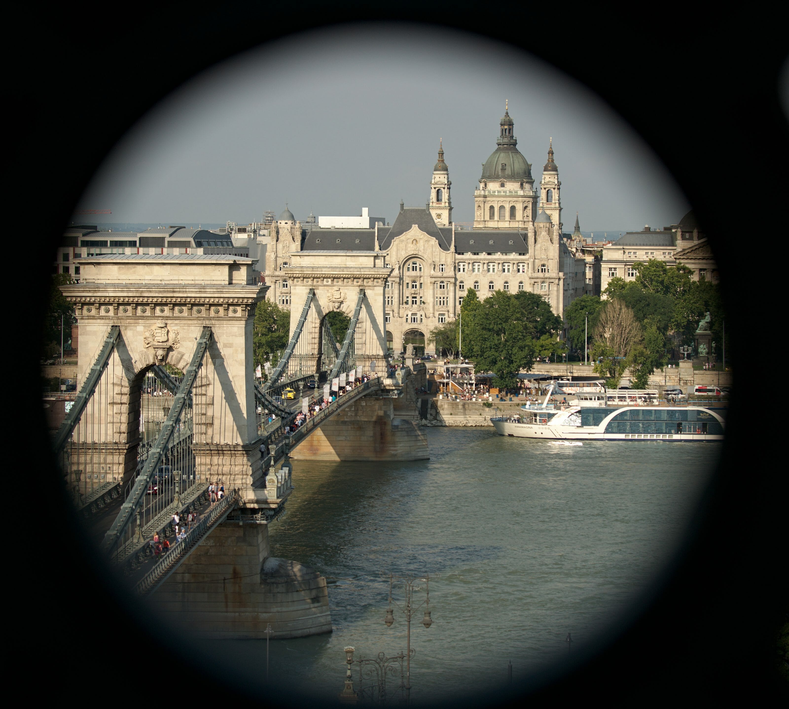 chain bridge in budapest