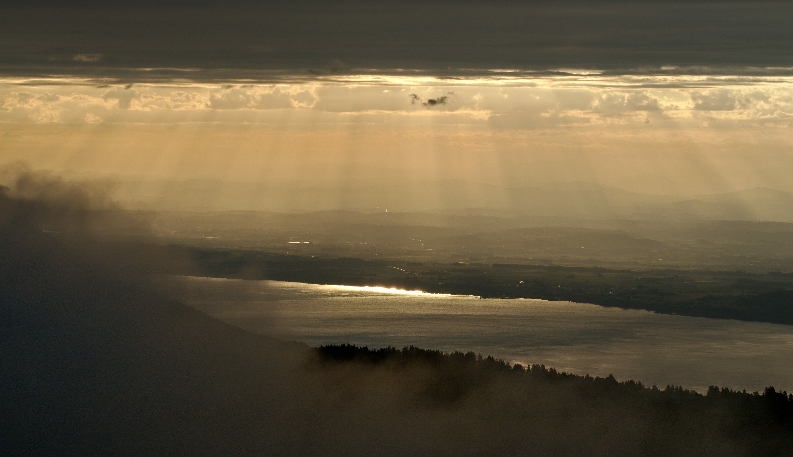 rayons de soleil dans la brume