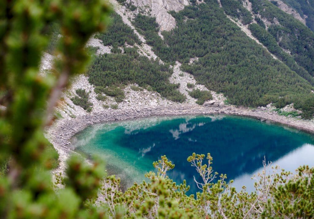 lac de couleur bleue