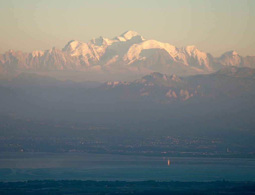 le mont blanc depuis la suisse