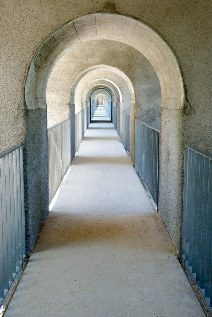 passage piéton viaduc day