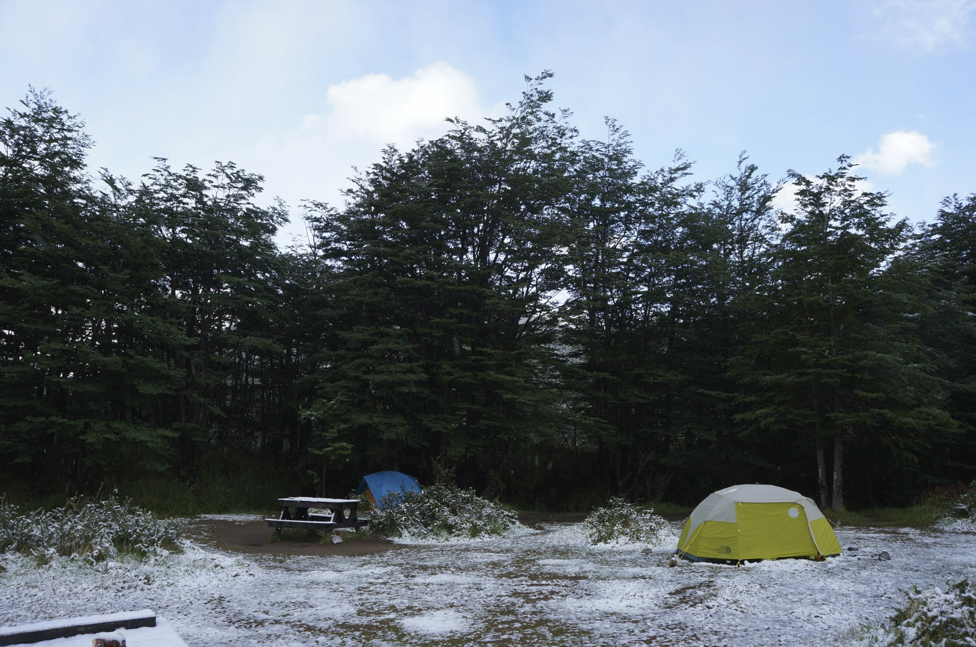 tente sous la neige