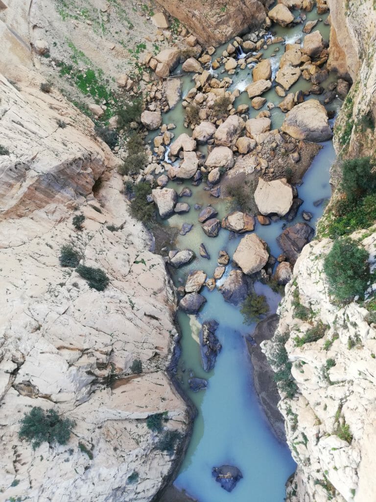 eau au fond des gorges