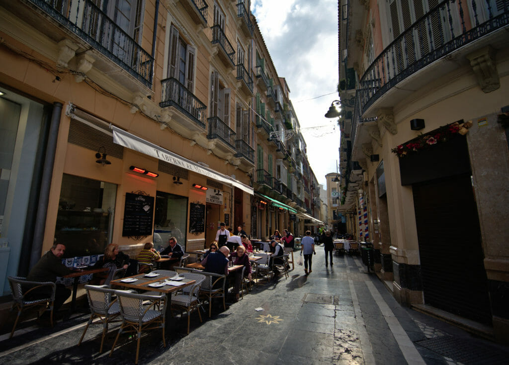 terrasses animées dans le centre de Malaga