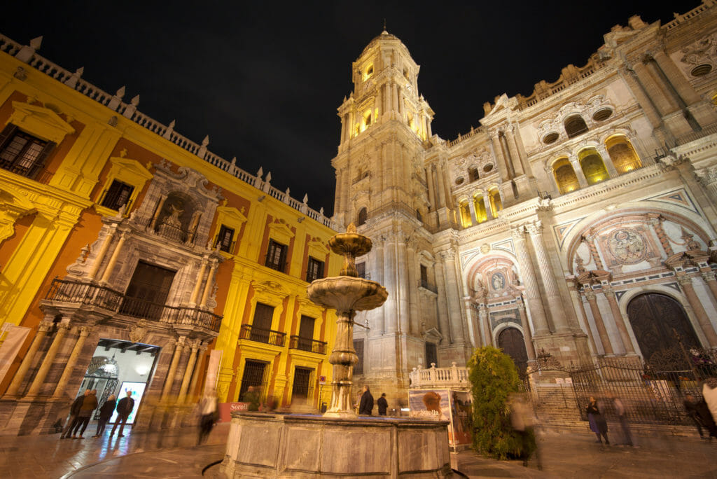 la cathédrale de malaga de nuit