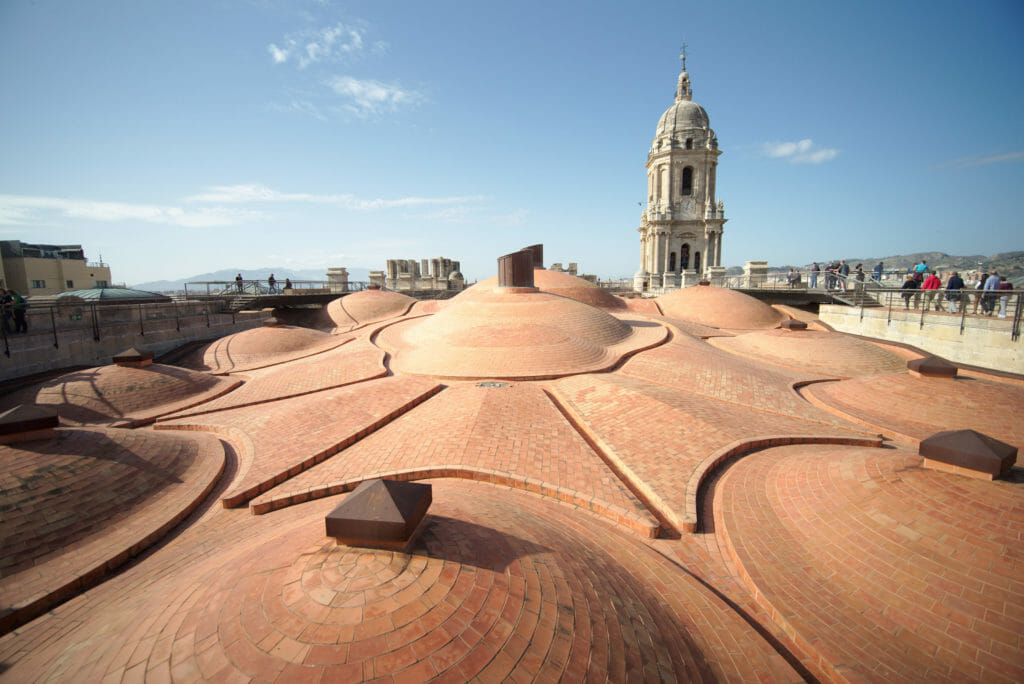 la tour et les domes de la cathédrale de Malaga